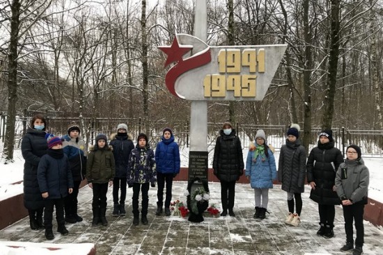 Школьники Теплого Стана возложили цветы к Обелиску памяти