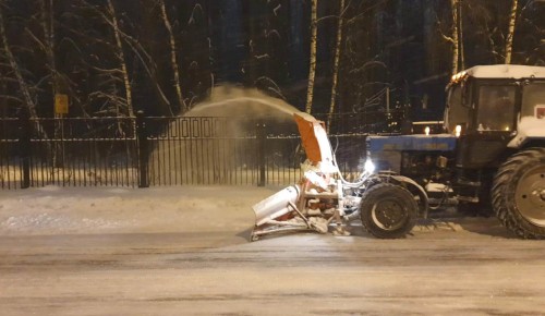 Коммунальные службы нашего района продолжают устранять последствия вчерашнего снегопада