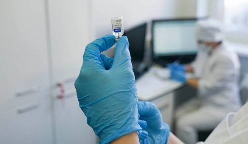 Москвичи могут получить вакцину от COVID-19 в 70 поликлиниках