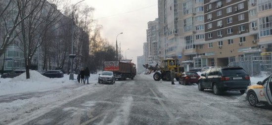 Коммунальщики Теплого Стана вывезли на снегосплавные пункты более 1800 кубометров снега