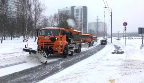 Коммунальщики Теплого Стана вывели на уборку снега всю технику