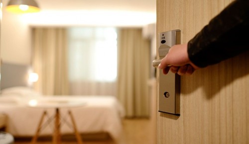 В гостиницах Москвы проживают около 700 борющихся с COVID-19 медработников