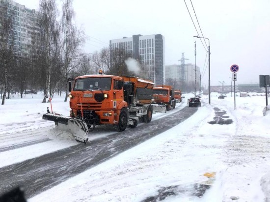 Коммунальщики Теплого Стана вывели на уборку снега всю технику
