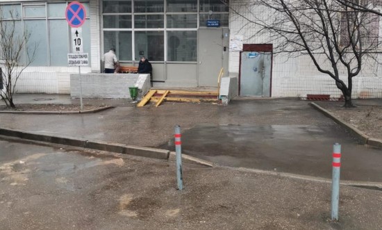 На Старобитцевской улице установили антипарковочные столбики