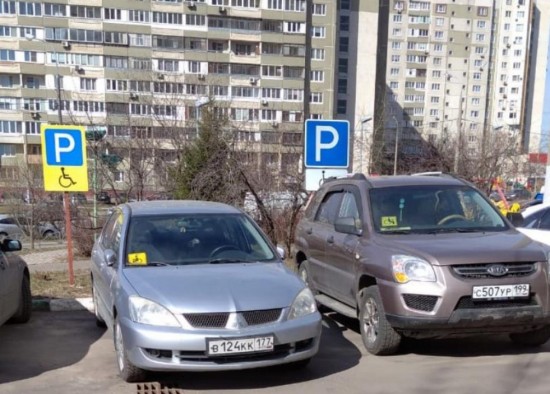 Дорожные знаки старого образца не отменены и действуют в зоне установки