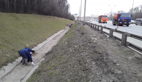 На территории Северного Бутова выполняются работы в рамках месячника по благоустройству