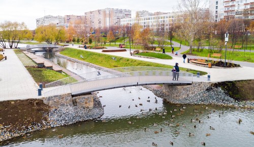 В парке Северного Бутова отремонтировали ограждение