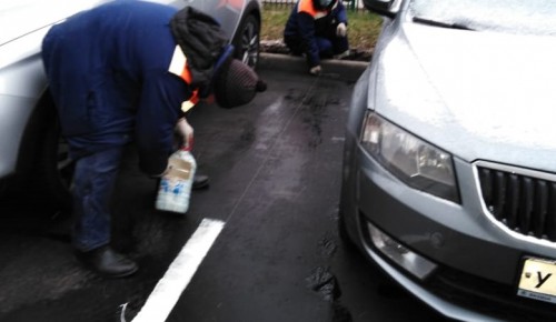 Коммунальщики нанесли разметку на парковочных карманах после ремонта асфальтового покрытия в Северном Бутове