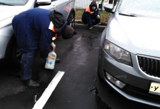 Коммунальщики нанесли разметку на парковочных карманах после ремонта асфальтового покрытия в Северном Бутове