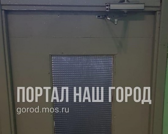 Управляющая компания отремонтировала двери в домах на Старобитцевской улице