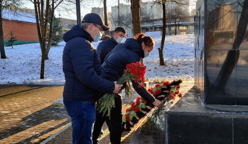 Память защитников Москвы почтили в Северном Бутове у обелиска погибшим в ВОВ