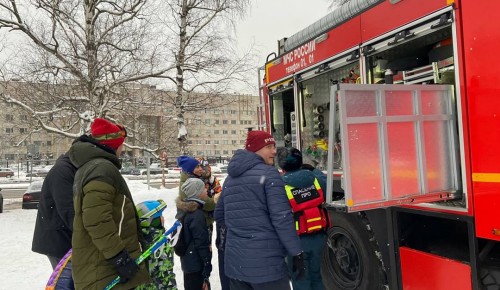 Спасатели МЧС по ЮЗАО провели занятия по пожарной безопасности на горнолыжном спуске в Ясенево