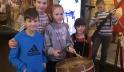 Школьники из Ясенева в "Стрелецких палатах" научились заряжать пищаль