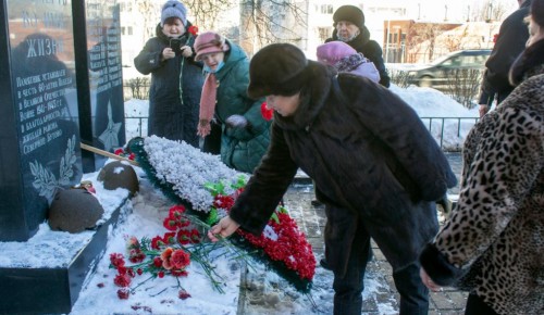 Ветераны Северного Бутова отдали дань памяти защитникам Сталинграда, возложив цветы у памятника «Павшим воинам»