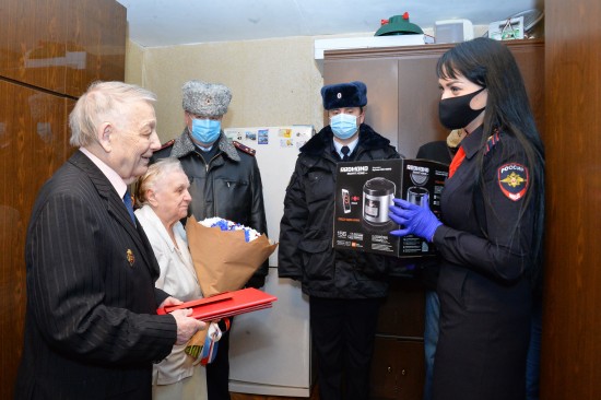 Полицейские УВД по ЮЗАО поздравили ветерана ОВД Корчагина Николая Михайловича с 90-летием