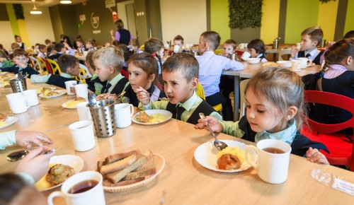 Опрос ВЦИОМ: Две трети родителей довольны качеством школьного питания 