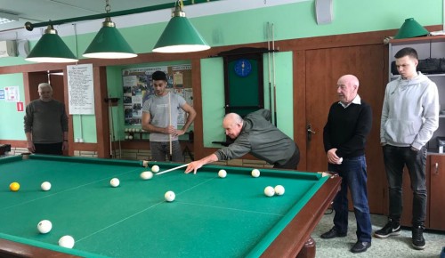 В Ясеневе прошел турнир по бильярду "Связь поколений" 
