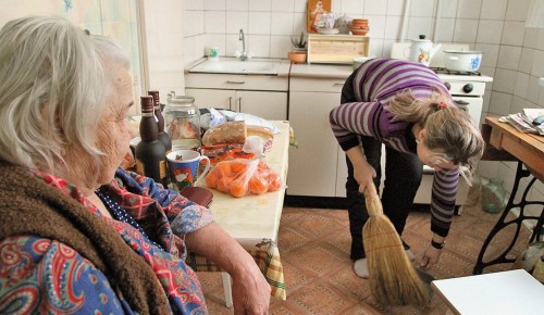 Пожилым жителям района помогут социальные работники и волонтеры 