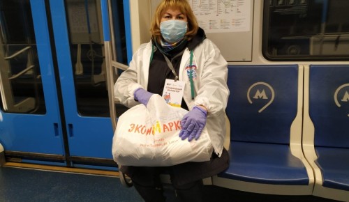 Волонтеры Юлия Халяпина и Наталья Девяткина доставляют продукты пожилым людям 