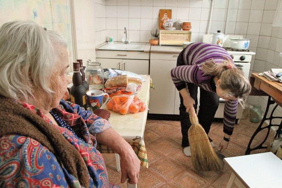 Пожилым жителям района помогут социальные работники и волонтеры 