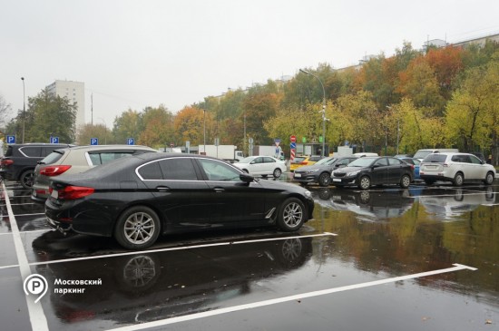 В Ясеневе на парковке возле метро свободными остаются почти половина машино-мест