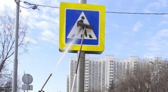В Ясеневе проходит весенняя промывка дорожных знаков и ограждений 