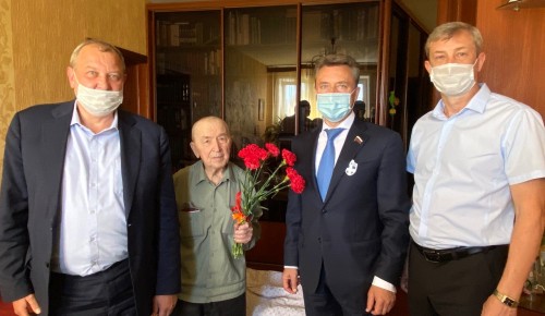 Ветеранов Великой Отечественной войны района Ясенево поздравили на дому