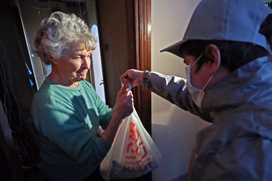 Депутат МГД: Соцработники продолжат помогать остающимся дома пожилым москвичам
