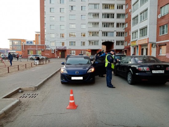 Легковушка сбила двух пешеходов в районе Ясенево