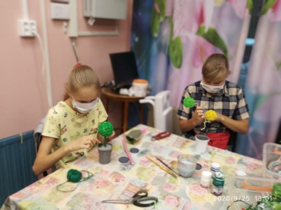 Дети в Ясеневе смастерили декоративные деревья для своих бабушек и дедушек