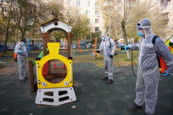 В Ясеневе проводят санитарную обработку детских площадок