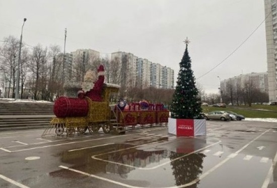 Более 15 праздничных елей установят в Ясеневе к Новому году и Рождеству