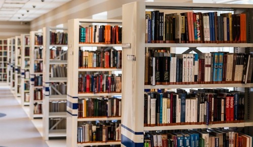 Пенсионерам района Ясенево книги из библиотеки доставят на дом