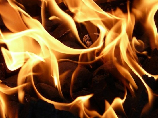 Огнеборцы спасли из пожара четырех жителей Ясенева 