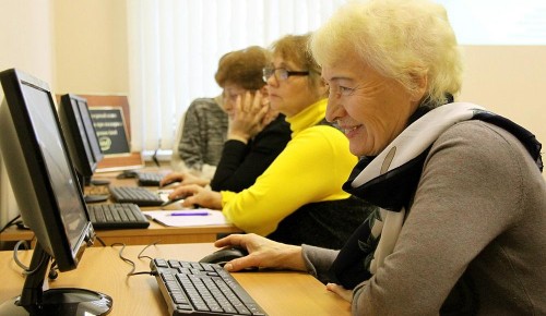 В Южном Бутове проходят курсы компьютерной грамотности для пожилых людей