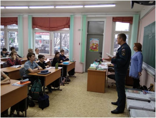 Сотрудники МЧС провели лекцию в школе № 2007 