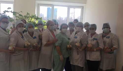 Медицинских работников Юго-запада Москвы поздравили с Пасхой