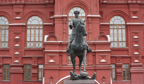 Мэр Москвы и волонтеры возложили цветы к памятнику маршалу Жукову