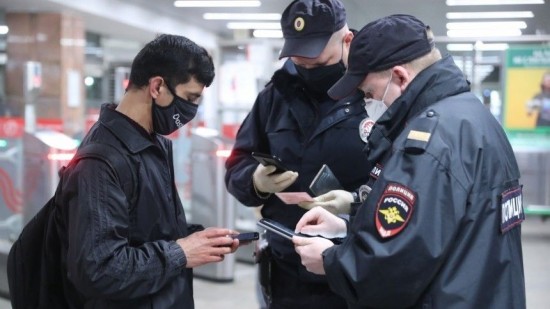 В Москве задержали торговцев поддельными цифровыми пропусками