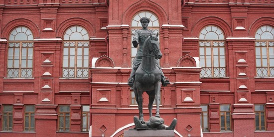 Мэр Москвы и волонтеры возложили цветы к памятнику маршалу Жукову