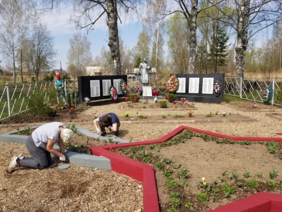 Школьники устанавливают памятник погибшим в Ржевской битве