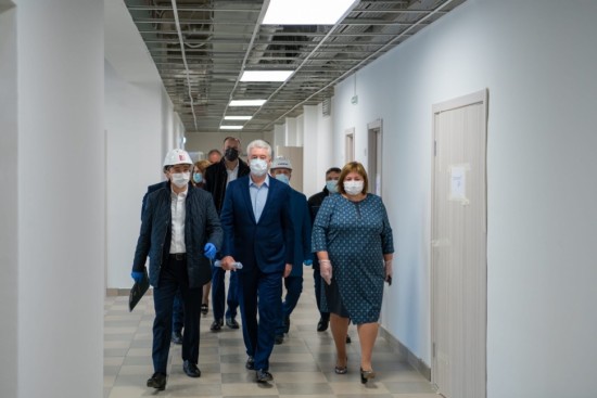 Собянин осмотрел итоги реконструкции поликлиники на севере Москвы