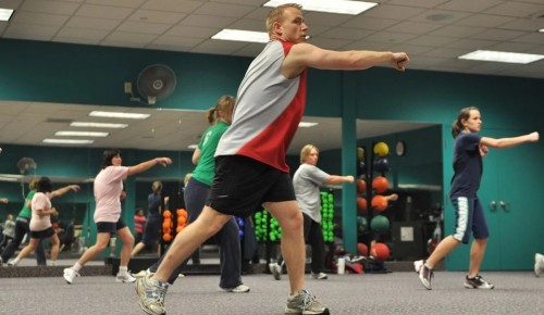 Фитнес-тренер центра «Спорт-Бутово» приглашает москвичей на онлайн-занятия по йоге