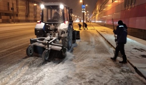 В Южном Бутове коммунальщики устраняют последствия снегопада