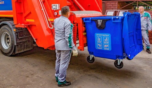 Во дворах в Зюзине установлены два вида контейнеров для раздельного сбора отходов