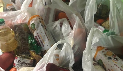 Волонтеры социальной службы Свято-Введенского храма доставили продуктовые наборы жителям Южного Бутова