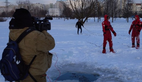 На Черневских прудах Южного Бутова спасатели МЧС проверили толщину льда