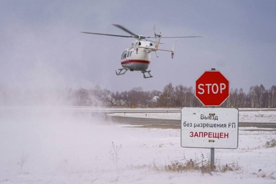 Спасатели вытащили из автомобиля и передали медикам пострадавшего в ДТП мужчину