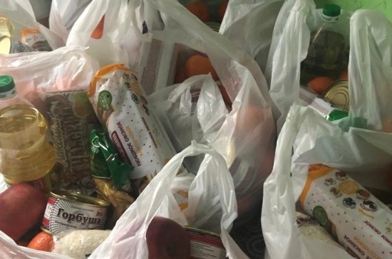 Волонтеры социальной службы Свято-Введенского храма доставили продуктовые наборы жителям Южного Бутова