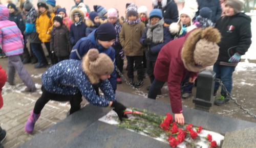 Активисты «Московского долголетия» из Зюзина провели мемориально-патронатную акцию у памятника на Одесской улице
